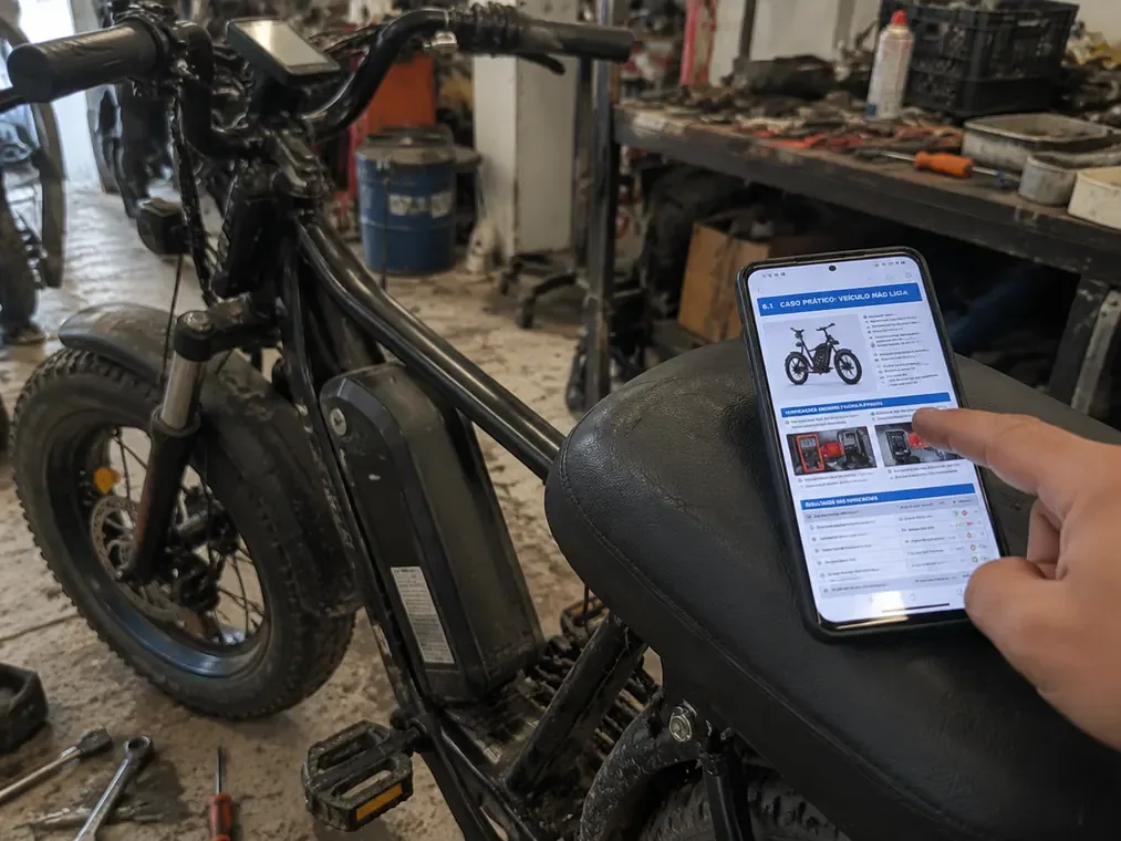 Foto real de bike elétrica com manual de reparo